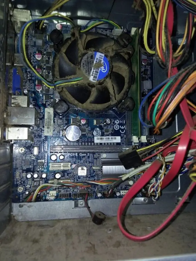 Cooler do processador de um computador coberto de poeira, antes da limpeza