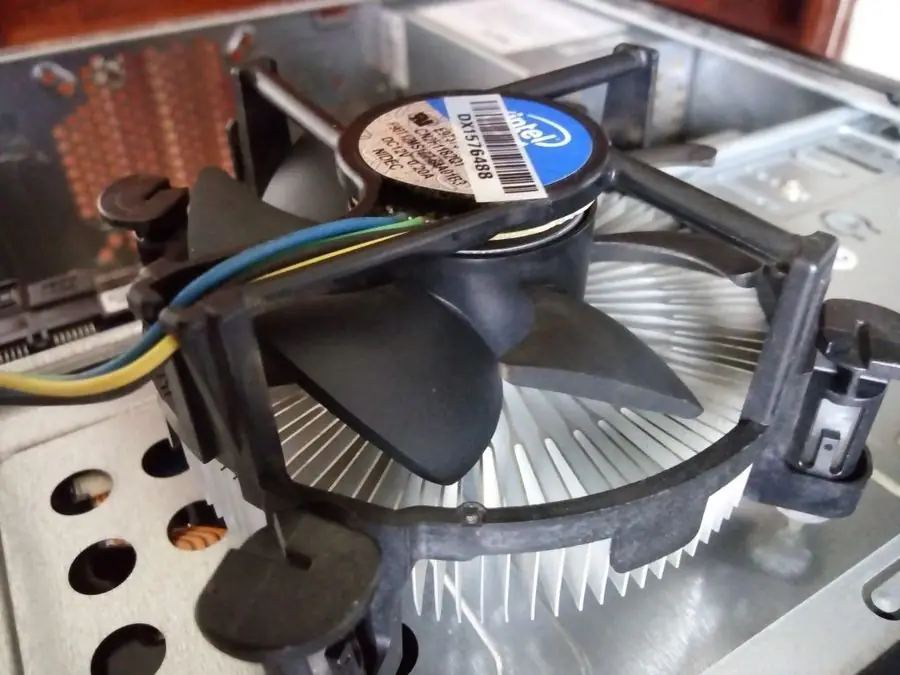 Dissipador de processador limpo, com as aletas de alumínio visíveis