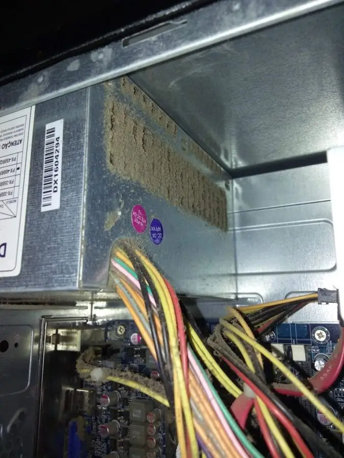 Fonte de alimentação com grade de ventilação entupida de poeira